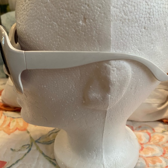 White large Sunglasses dark lens 100%UV - Picture 6 of 6